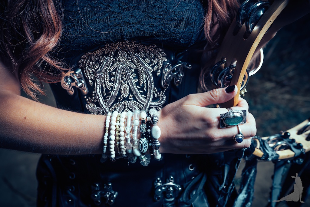 violet-vixen-corset-stevie-nicks-top-hat-rock-fashion-smoke-bomb-boho-blogger-fleetwood-mac 18 (1)