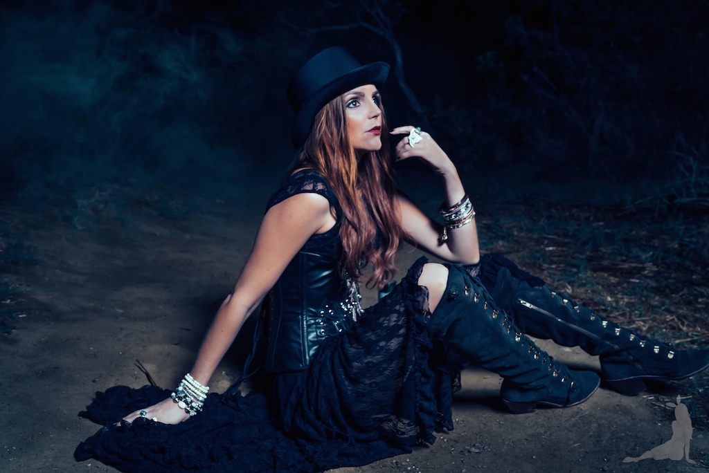 violet-vixen-corset-stevie-nicks-top-hat-rock-fashion-smoke-bomb-boho-blogger-fleetwood-mac 19 (1)