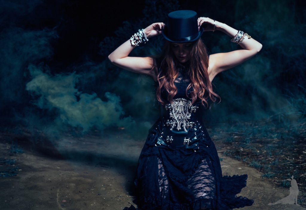 violet-vixen-corset-stevie-nicks-top-hat-rock-fashion-smoke-bomb-boho-blogger-fleetwood-mac 20 (1)