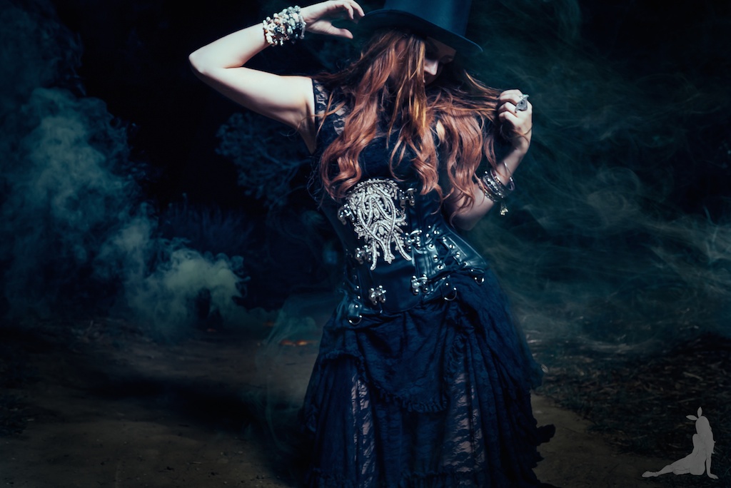 violet-vixen-corset-stevie-nicks-top-hat-rock-fashion-smoke-bomb-boho-blogger-fleetwood-mac 21 (1)