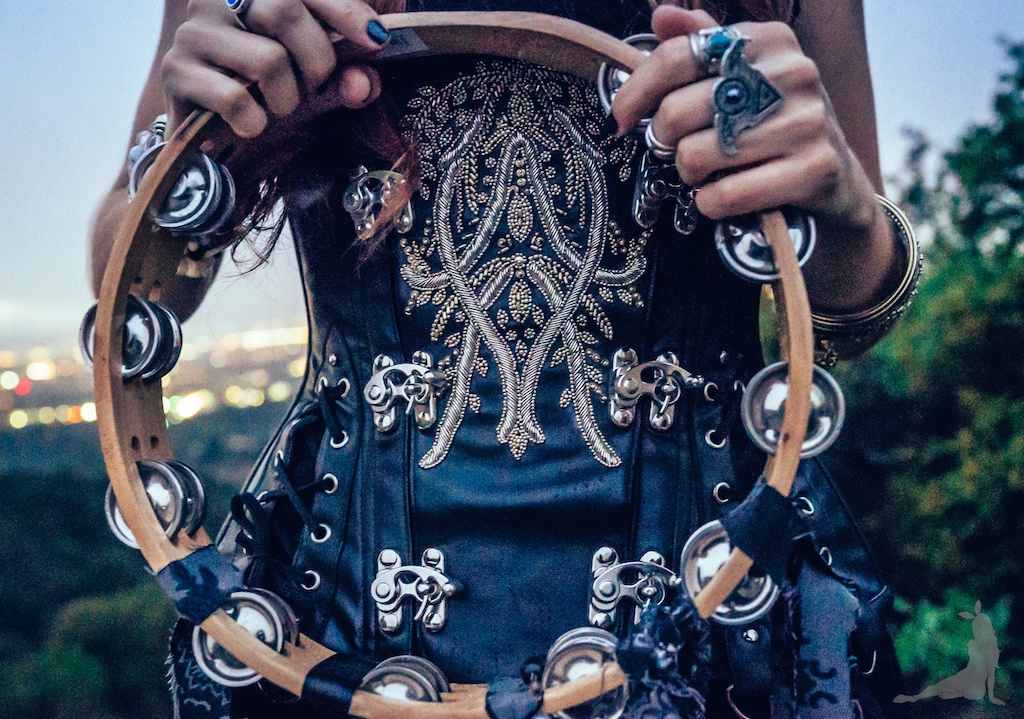 violet-vixen-corset-stevie-nicks-top-hat-rock-fashion-smoke-bomb-boho-blogger-fleetwood-mac 9 (1)
